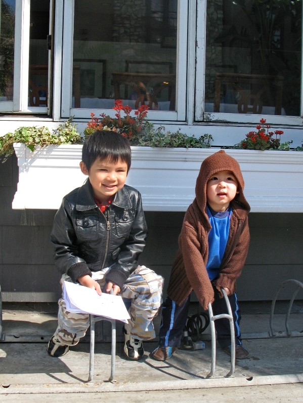 Hai cậu con trai Bằng Phương và Bằng Anh (năm 2008) chơi trước hiên nhà ở quận Cam